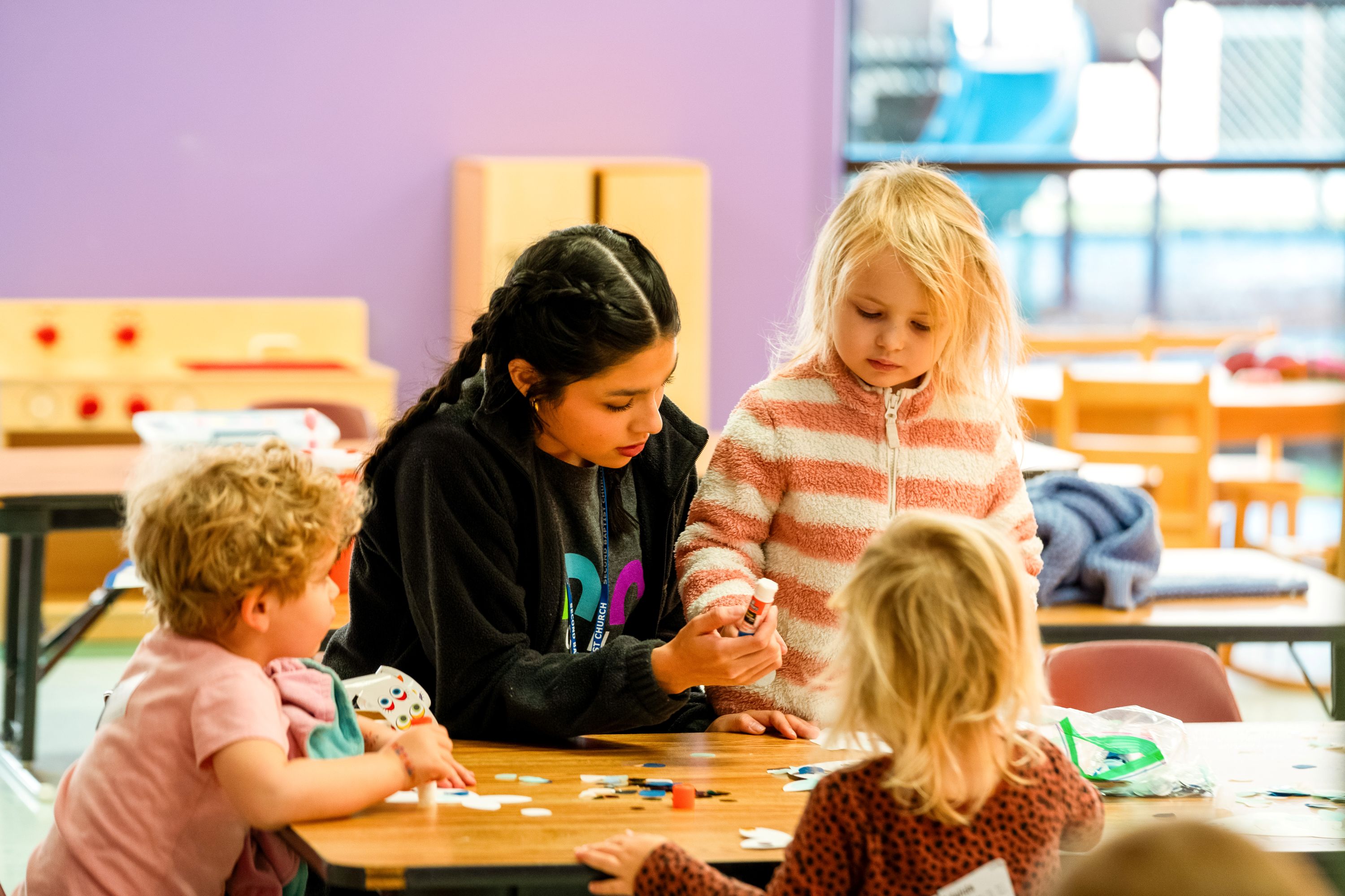 Woman teaching little kids